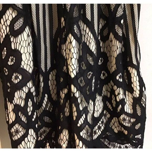 NWT~Gorgeous Nude & Black Lace Overlay Strappy Romper Sz Large - Picture 3 of 4